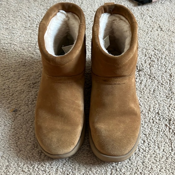 UGGS short - Picture 1 of 4